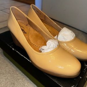 Trotters pump wedge, nude, 7.5